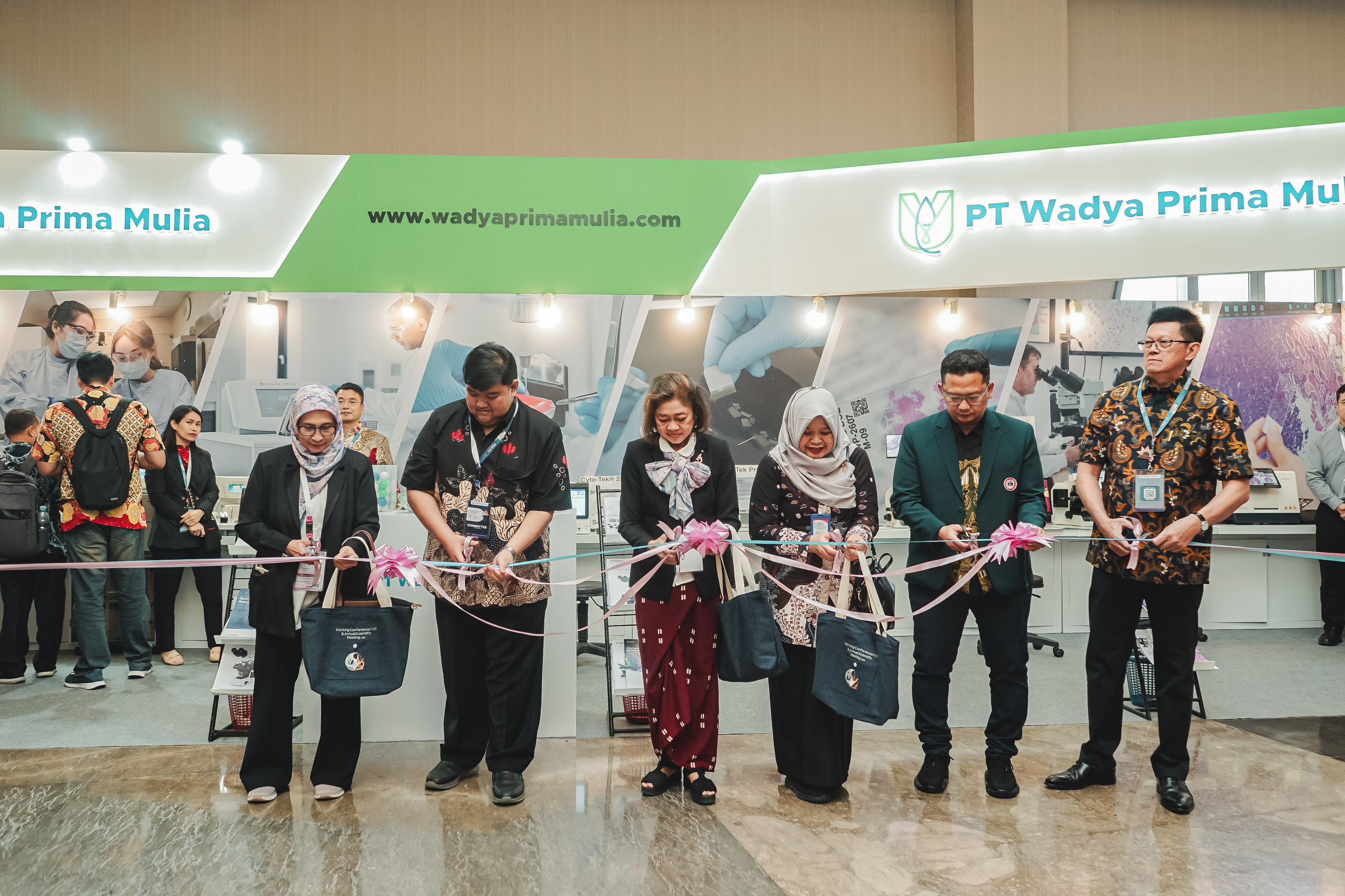 pit-pds-pa-2026-exhibition-packed-with-global-medical-giants-filling-the-foyer-and-ballroom-of-grand-mercure-malang
